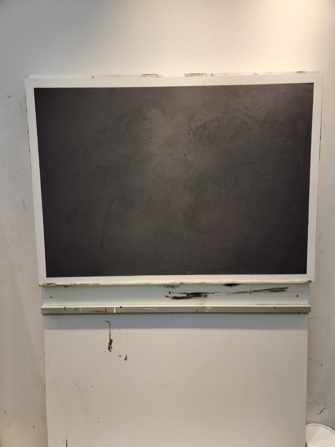 Micro Marmo Floor Ultra hand-applied sample board: Charcoal with expressive movement.